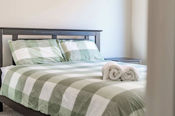 4 bedrooms, iron/ironing board, WiFi, bed sheets