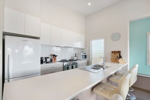 Fridge, microwave, oven, stovetop - Seaside Days 6 Day Ave, Middleton (Middleton)