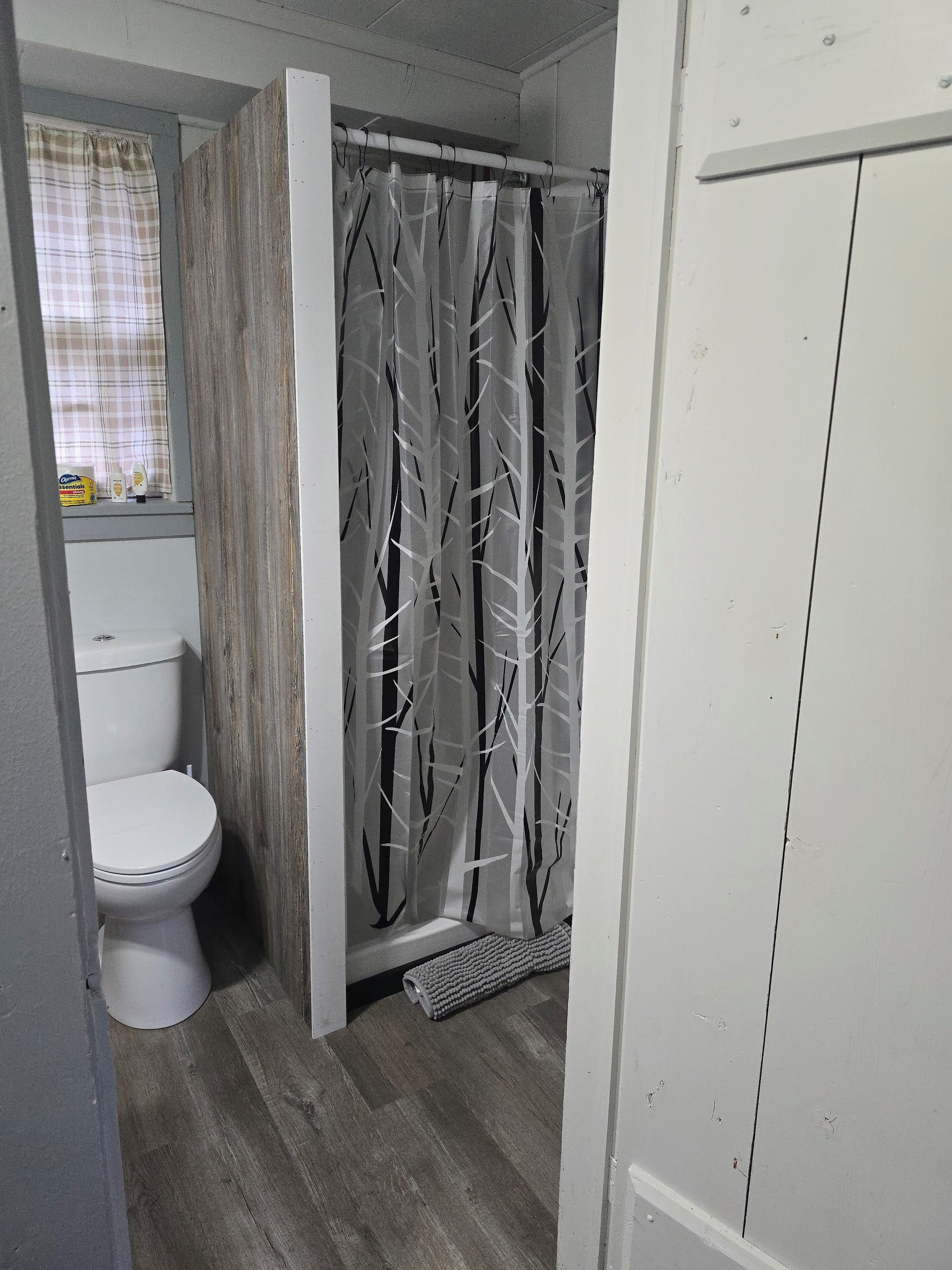 Habitación individual básica | Baño | Ducha, artículos de higiene personal gratuitos, toallas y jabón