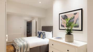 3 Bedroom Apartment Lower Ground | 3 Schlafzimmer, laptopgeeigneter Arbeitsplatz, Bügeleisen/Bügelbrett