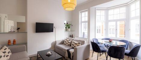 Appartement, 3 chambres, cuisine | Coin séjour | TV connectée de 32 pouces avec chaînes numériques, Netflix