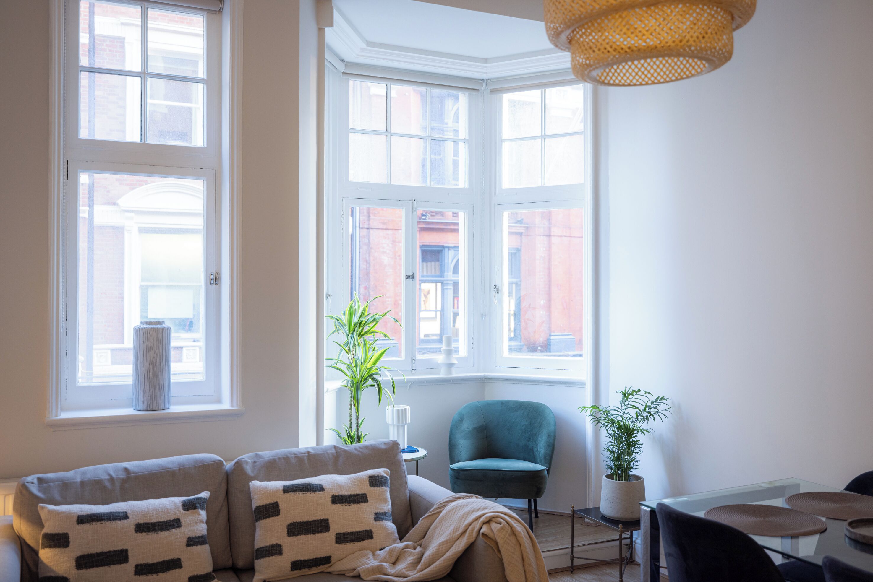 公寓, 2 间卧室, 厨房, 城市景观 | 起居区 | 32-英寸智能电视（配备数码频道）、Netflix、流媒体服务