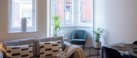 Apartment, 2 Bedrooms, Kitchen, City View | Living area | 32-inch Smart TV with digital channels, Netflix, streaming services