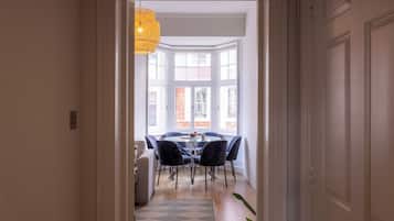 Apartment, 3 Schlafzimmer, Küche | Wohnbereich | 32-Zoll-Smart-TV mit Digitalempfang, Netflix, Streaming-Dienste
