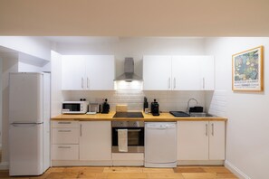 3 Bedroom Apartment Lower Ground | 전용 주방 | 냉장고, 전자레인지, 오븐, 쿡탑