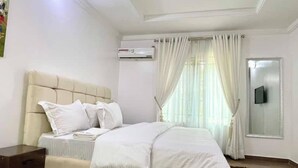Departamento económico, balcón, vista a la ciudad | 2 habitaciones, escritorio y espacio para trabajar con laptop 