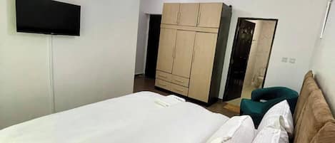 Apartamento econômico, sacada, vista para a cidade | 2 quartos, escrivaninha, espaço de trabalho para notebook