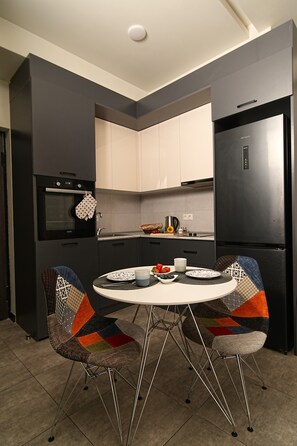 Forno, carta assorbente, tavolo da pranzo