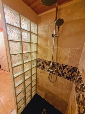 Een douche, een haardroger, handdoeken, toiletpapier