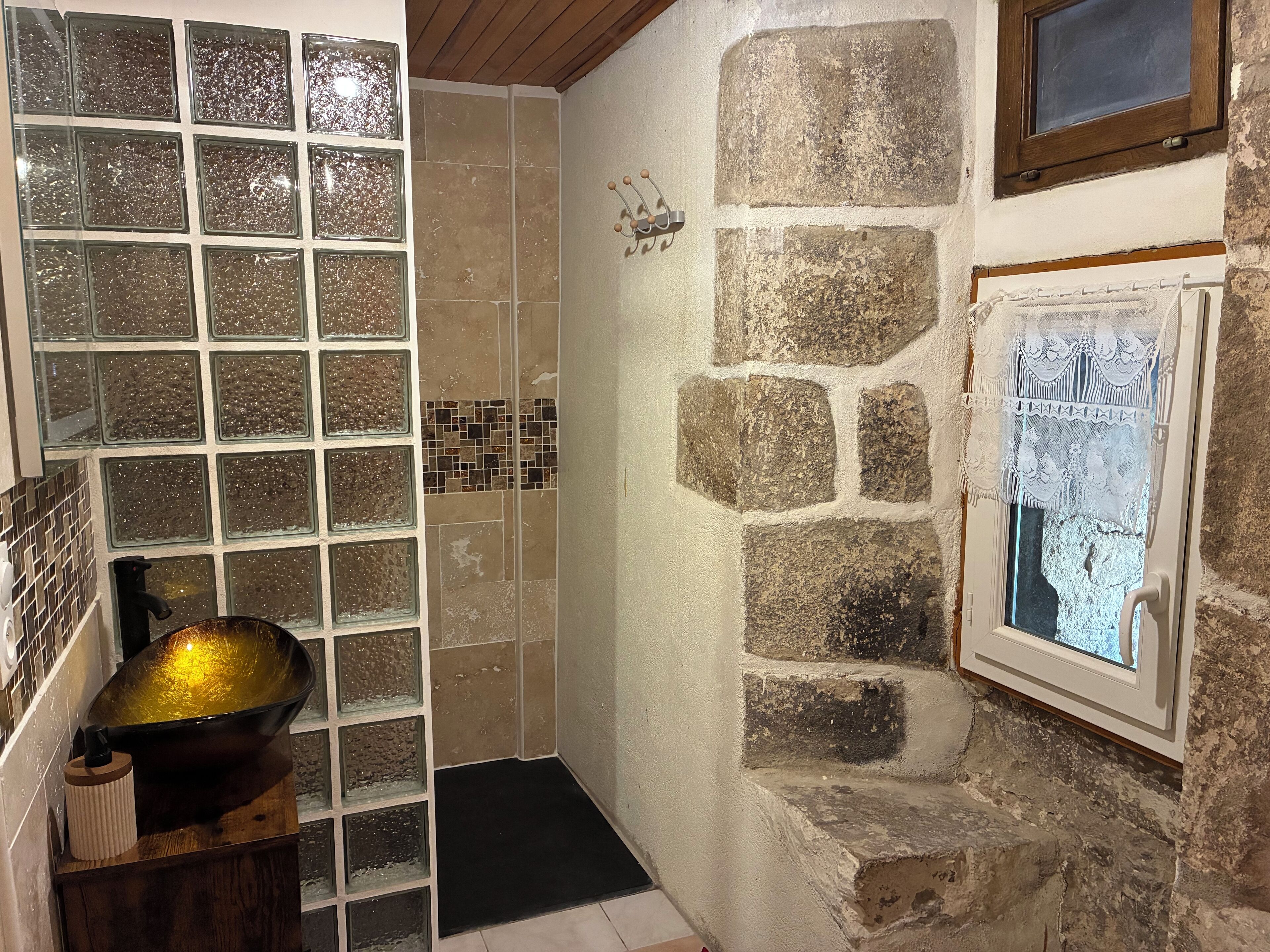Dusche, Haartrockner, Handtücher, Toilettenpapier