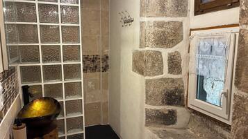 Dusche, Haartrockner, Handtücher, Toilettenpapier