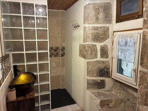 Douche, séchoir à cheveux, serviettes fournies, papier de toilette