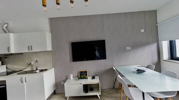 Casa de campo Confort, vista a la montaña | Área de sala de estar | Televisión de pantalla plana de 90 pulgadas con canales por cable