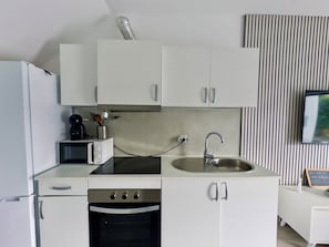 Comfort Cottage, Mountain View | Private kitchen | Full-size fridge, microwave, oven, stovetop