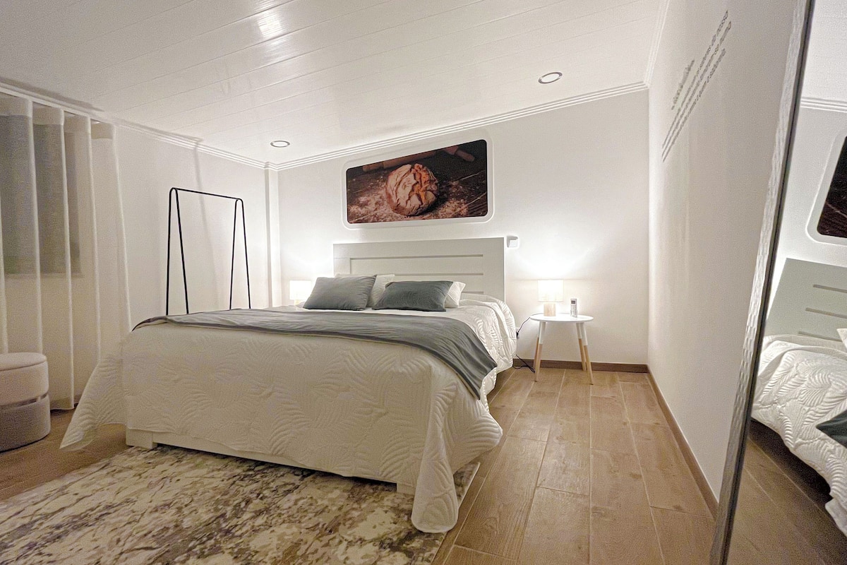 Casa de ciudad confort | 1 habitación, decoración personalizada, muebles diferentes y escritorio