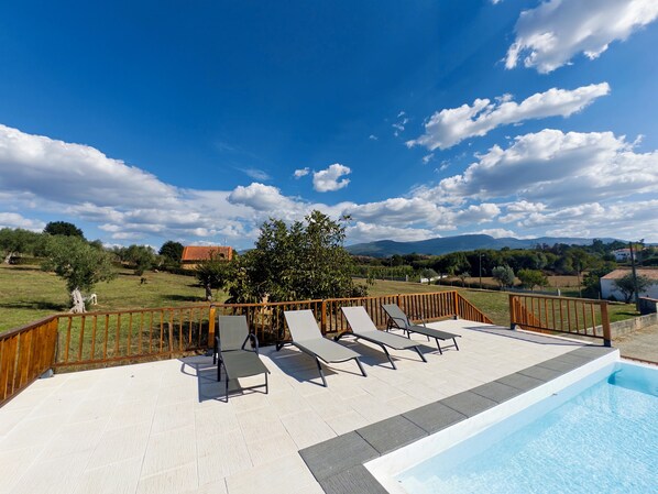 Außenpool, Sonnenschirme, Liegestühle