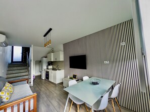 Casa de campo conforto, vista para a montanha | Área de estar | TV de tela plana 90 polegadas com canais a cabo