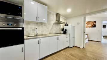 Townhouse Comfort | Dapur pribadi | Lemari es besar, microwave, oven, dan kompor
