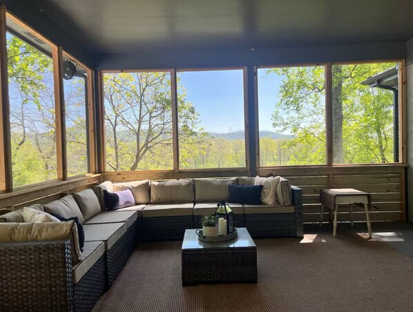 Smart TV, video games, DVD player, ping pong - Good Vibes Only: Red River Gorge! Large Game Room! Hot Tub! (Clay City)