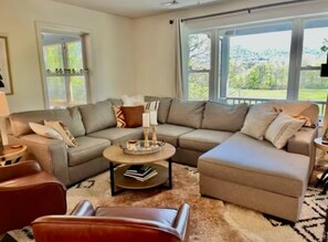 Smart-TV, Videospiele, DVD-Player, Tischtennisplatte