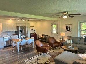 Smart-TV, Videospiele, DVD-Player, Tischtennisplatte