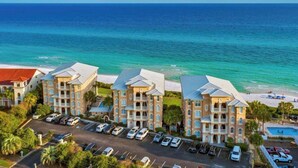 Un hôtel situé en bord de mer, composé de plusieurs bâtiments, doté d’un parking et d’un espace piscine.
