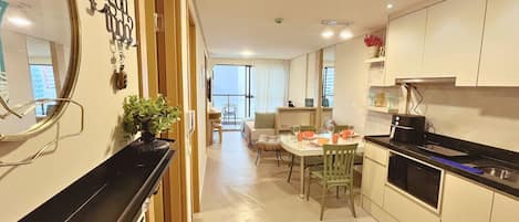 Apartamento Confort | Cocina privada | Frigorífico grande, microondas, placa de cocina y utensilios de cocina