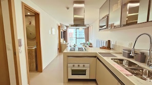Appartement | Cuisine privée | Réfrigérateur grande capacité avec congélateur, four à micro-ondes