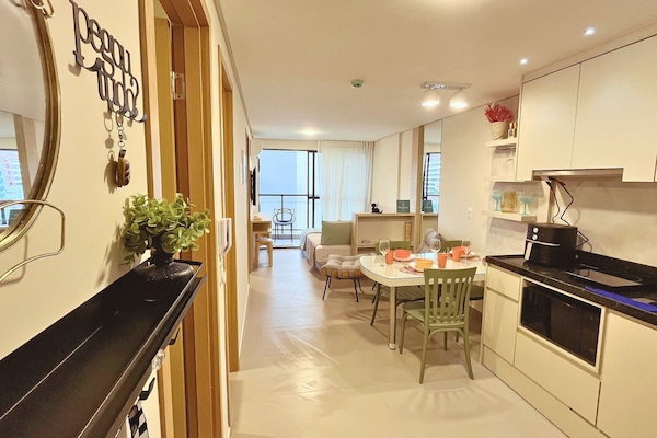 Apartamento Confort | Cocina privada | Frigorífico grande, microondas, placa de cocina y utensilios de cocina