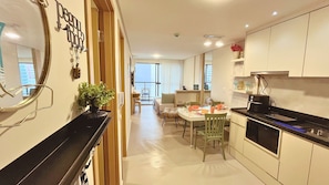 Appartement Confort | Cuisine privée | Réfrigérateur grande capacité avec congélateur, four à micro-ondes