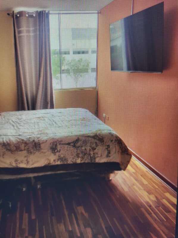 3 habitaciones, tabla de planchar con plancha, wifi y ropa de cama 