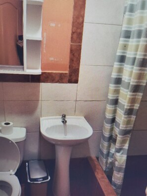 Toallas, jabón, papel de baño 