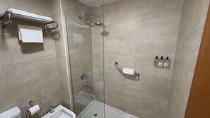 Habitación estándar con 1 cama doble o 2 individuales | Baño | Ducha, artículos de higiene personal gratuitos y secador de pelo