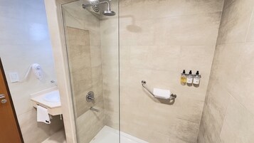 Quarto quádruplo standard | Banheiro | Chuveiro, produtos de toalete grátis, secador de cabelo