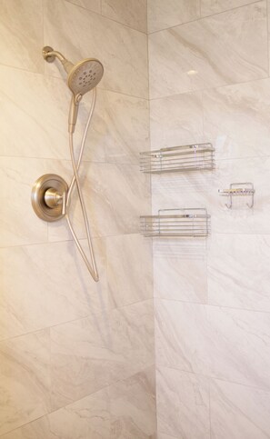 Douche, sèche-cheveux, serviettes fournies, savon