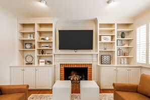 Smart TV - Spacious Home Great for Holidays;Sleeps 20;Hot Tub; Gym; Pool; Game Room; (Kernersville)