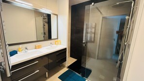 Dusche, Haartrockner, Handtücher, Seife