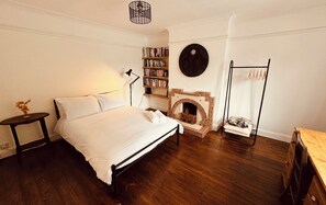4 bedrooms, desk, iron/ironing board, WiFi - Fabulous 4 bed Art Deco Home near St Albans · Large Garden · Parking ·  Wi-Fi. (Hatfield)