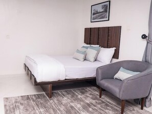 2 bedrooms, desk, laptop workspace, blackout drapes - Sigmabase Apartments (Lagos)