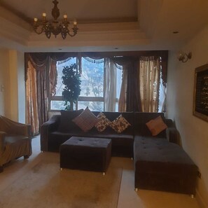 Smart TV - 3-bedroom apartment in a Central, Best Spot in Cairo with AC, WiFi (Giza Governorate)