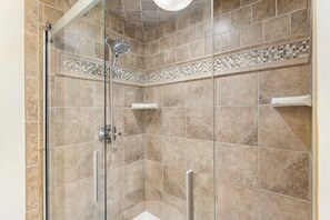 Douche, sèche-cheveux, serviettes fournies, savon