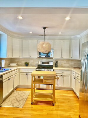 冷蔵庫、電子レンジ、オーブン、コンロ