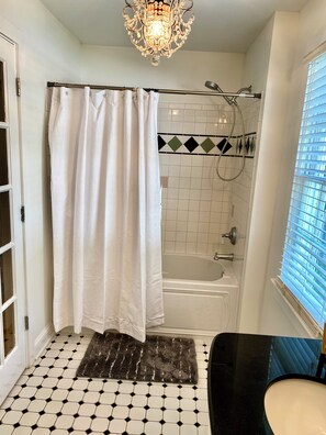 Secadora de cabello, toallas, papel de baño