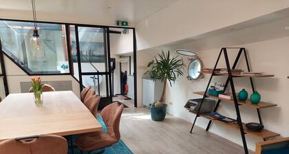 A beautiful vacation 'house' on the water in Rotterdam center