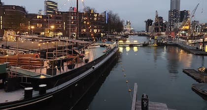A beautiful vacation 'house' on the water in Rotterdam center
