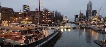 A beautiful group accommodation on the water in Rotterdam center