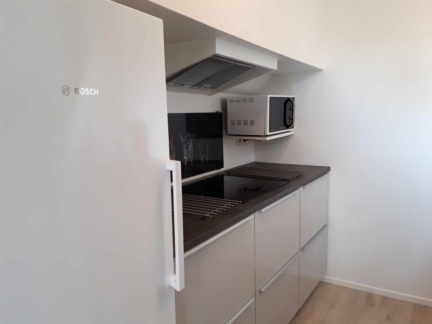 Een koelkast, een magnetron, een oven, een kookplaat