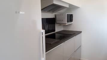 Een koelkast, een magnetron, een oven, een kookplaat