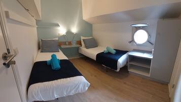 6 slaapkamers, een strijkplank/strijkijzer, internet