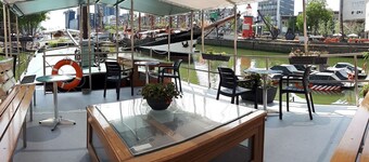 Beautiful vacation home on a houseboat with roof terrace